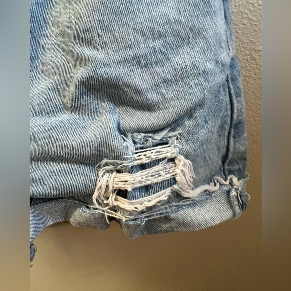 Levi’s premium rib cage shorts size 26 with distress. Light wash. - Picture 6 of 6